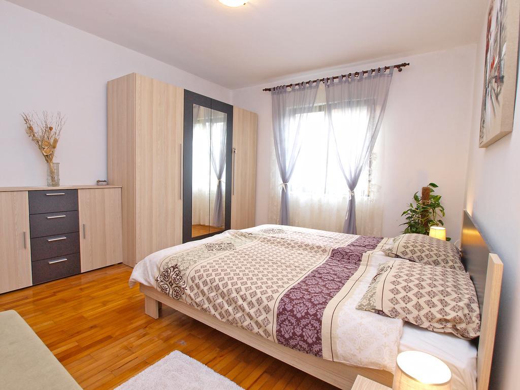 Family Friendly Apartment 946 Pula Exterior photo