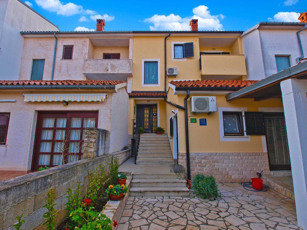 Family Friendly Apartment 946 Pula Exterior photo